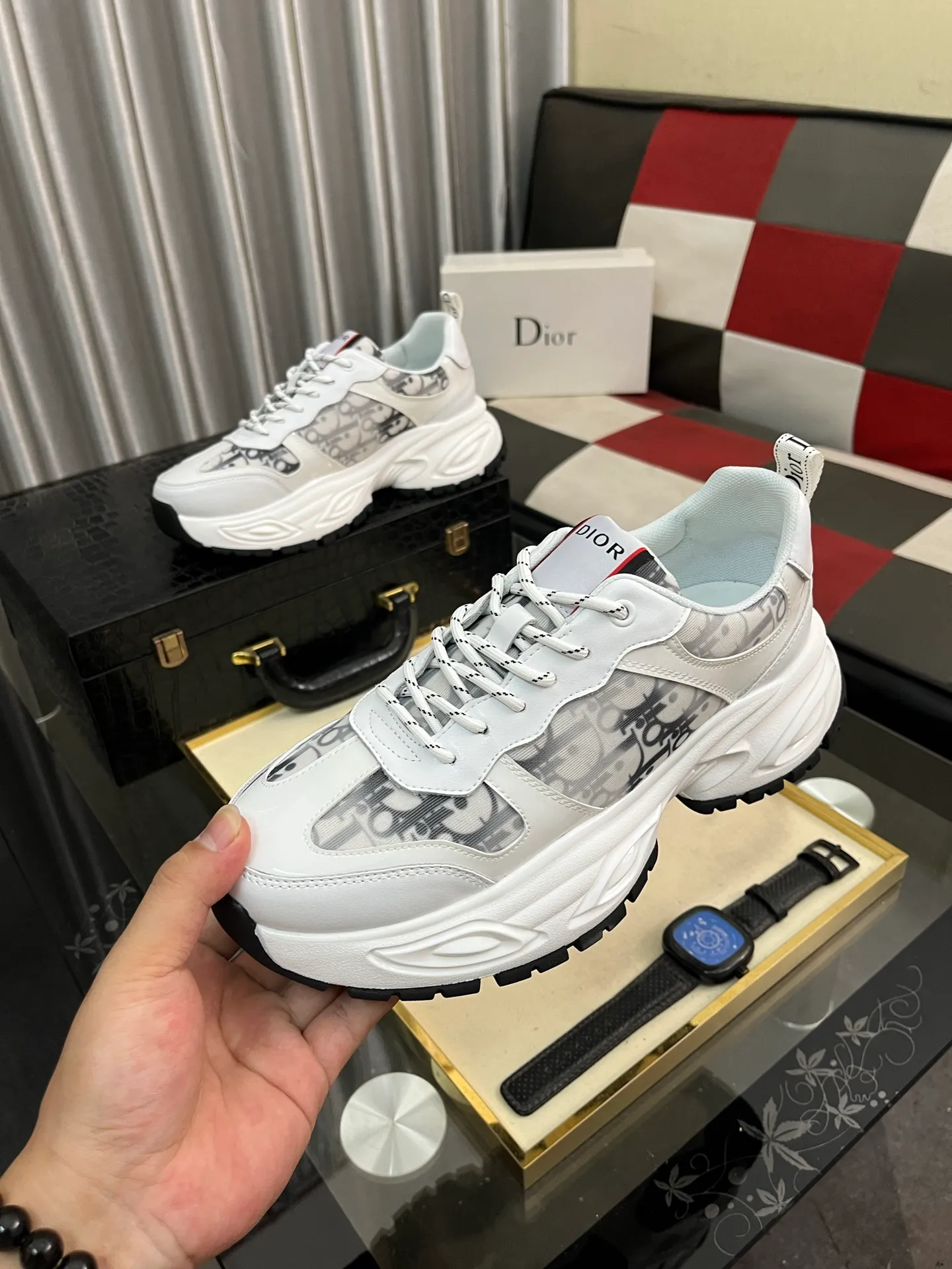 Men's men's shoes 💰458⌚️⌚️Dior's new 🆕low-cut casual sneakers, made of breathable mesh, with brand signature details on the shoe collar to enhance style. Fashionable and versatile, it can complement any look. With a sophisticated design that is both dynamic and modern, this new must-have shoe adds a new dimension to Dior's legacy, displaying modern elegance. Men's shoes 38-44 2️⃣ colors available
